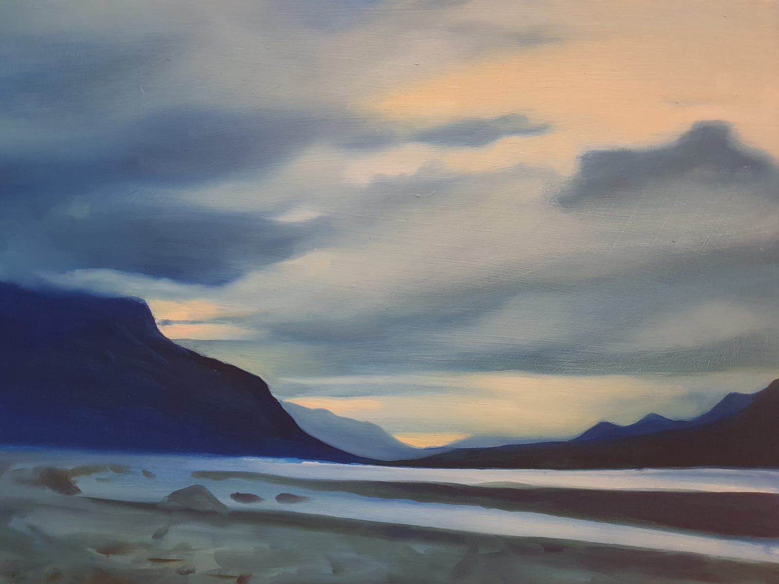 Saltaluokta oil on panel Rachel Climo Zweden olieverfschilderij lucht met meer en bergen blauw