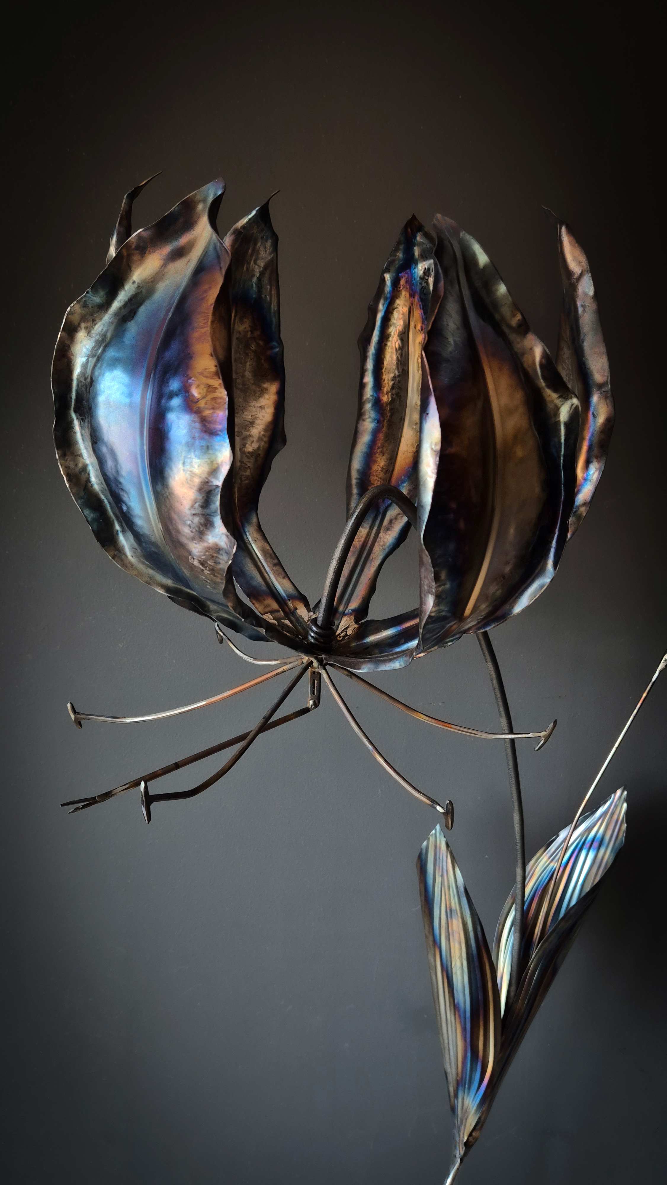 metaal kunstwerken metaalkunstwerk Metalartwork made by Rachel Climo lily, calla lily, yellow iris and gloriosa lily