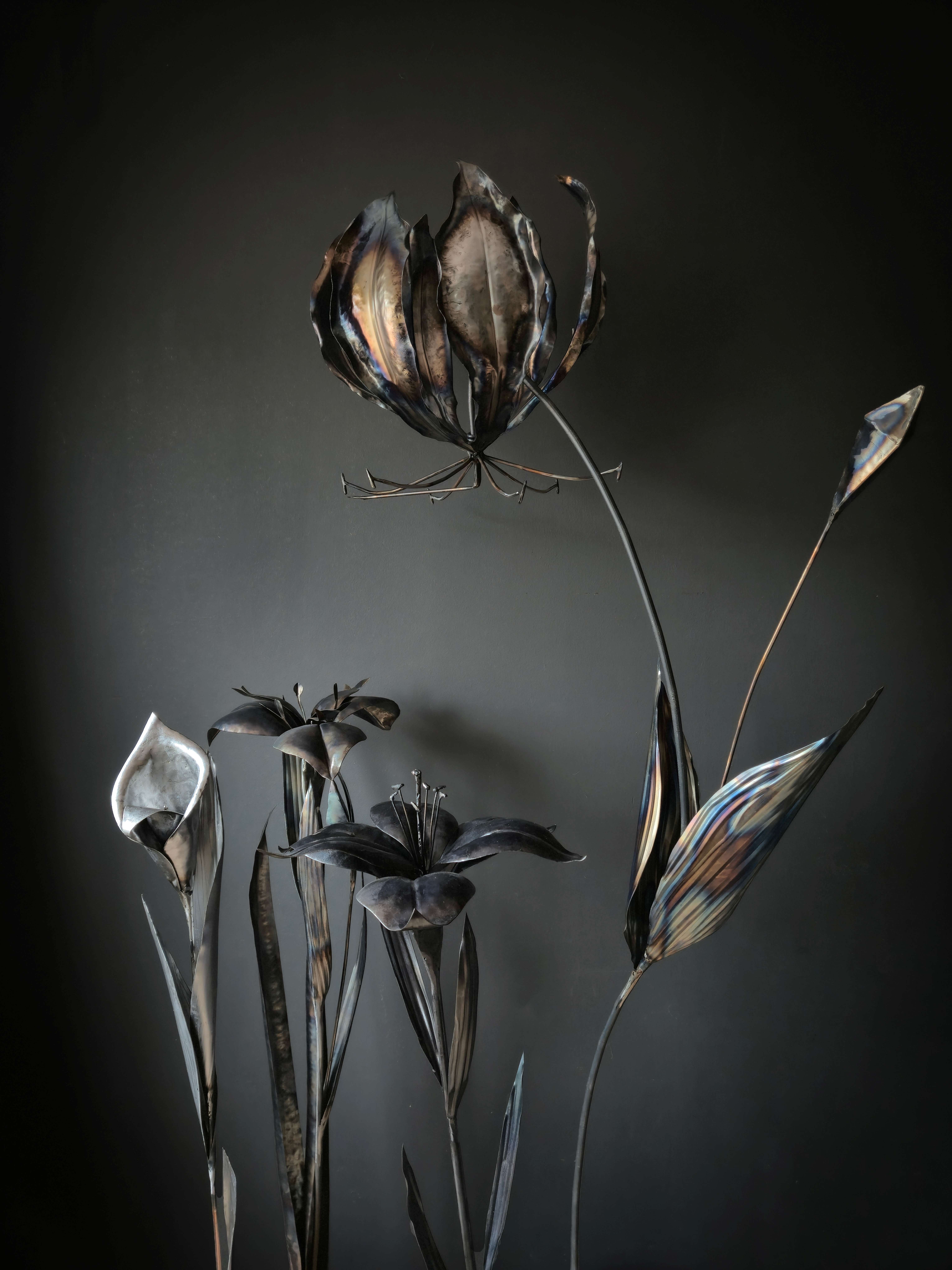 metaal kunstwerken metaalkunstwerk Metalartwork made by Rachel Climo lily, calla lily, yellow iris and gloriosa lily