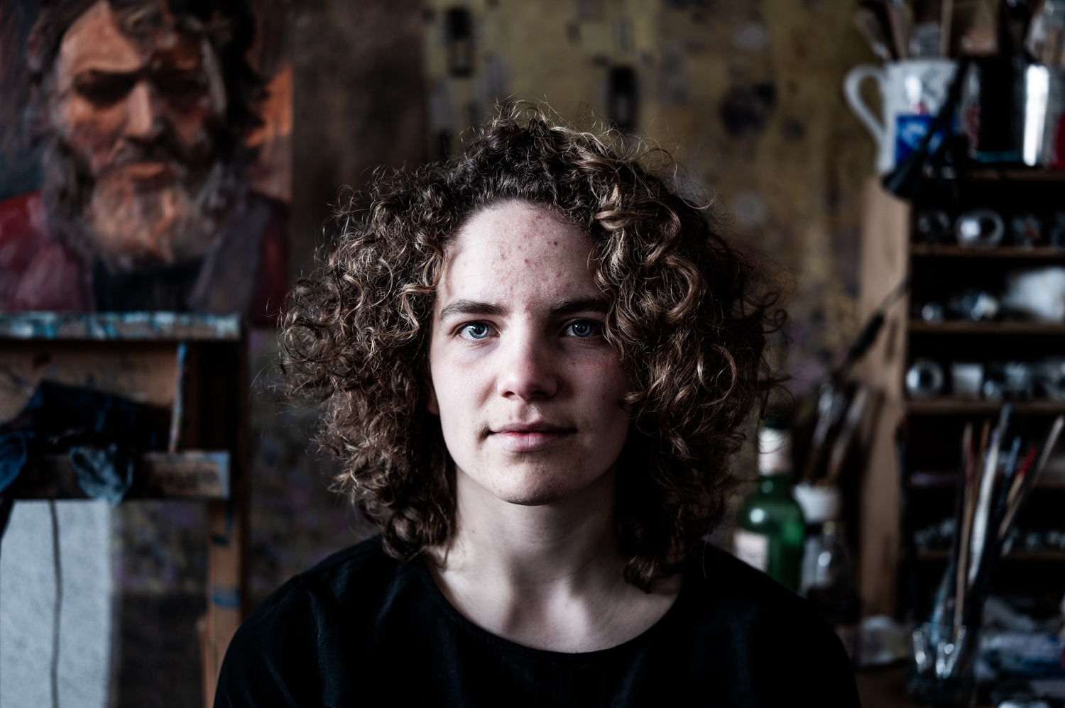 Artist Rachel Climo in her painting studio. Rachel is a contemporary artist working with oilpaint picture by Joram Krol